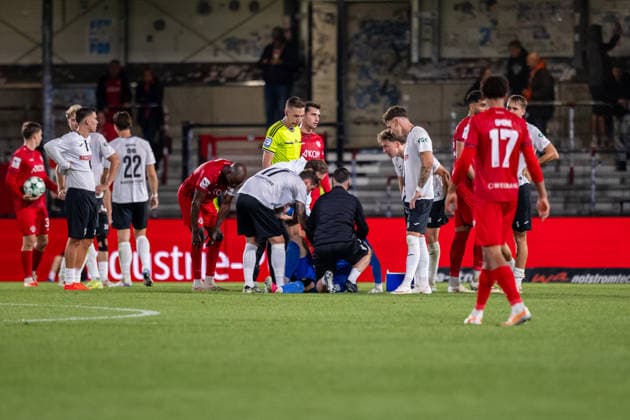 Die Spieler stehen um Timo Schlieck (SC Verl, 01) herum, der medizinisch versorgt wird GER, SC Verl vs. FC Wuerzburger Kickers, Fussball, 3. Liga, 7. Spieltag, Spielzeit 2026 2027, 18.09.2026 DFL Regulations prohibit any use of photographers as image sequences and or quasi-video. GER, SC Verl vs. FC Wuerzburger Kickers, Fussball, 3. Liga, 7. Spieltag, Spielzeit 2026 2027, 18.09.2026 Verl Copyright: xEibner-Pressefoto JanxRollingerx EP_JSK