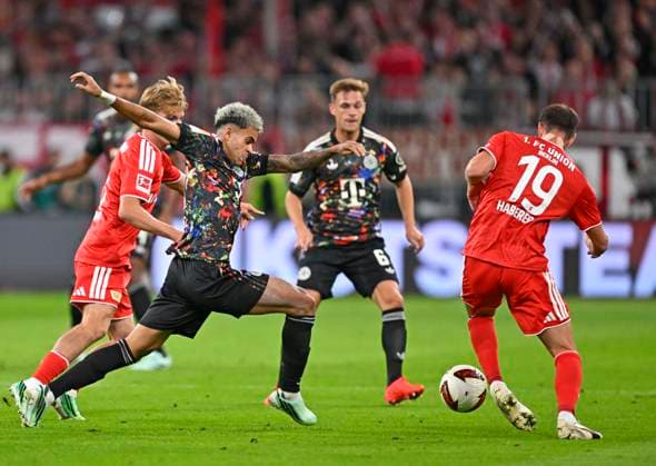 18.09.2026, Fussball Bundesliga 2026 2027, 4.Spieltag, FC Bayern München - 1.FC Union Berlin, in der Allianz-Arena München, Luis Diaz (FC Bayern München) setzt sich durch gegen Janik Haberer (Union Berlin)