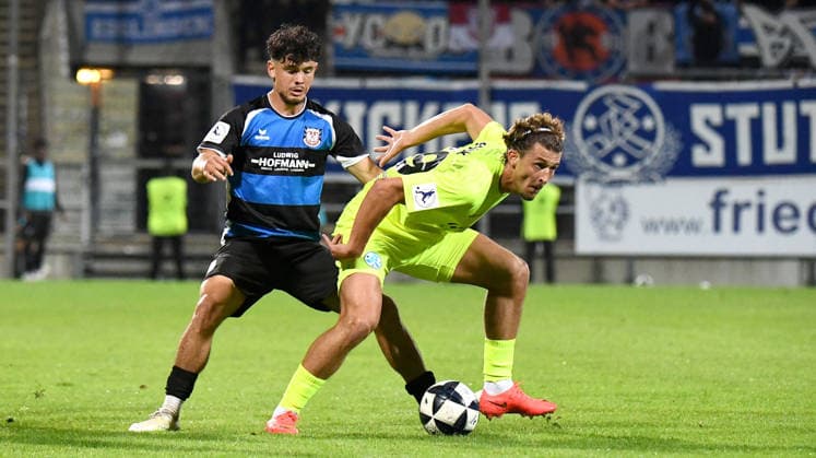18.09.2026, xokbx, Fussball Regionalliga Suedwest, FSV Frankfurt - Stuttgarter Kickers v.l. Elias Adam Breir (FSV Frankfurt), Leon Neaime (Stuttgarter Kickers), Zweikampf, Duell Frankfurt am Main