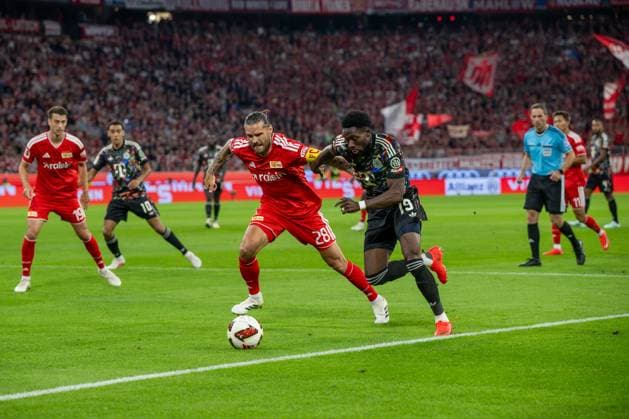 Fußball, Herren, Saison 2026 2027, 1. Bundesliga (4. Spieltag), FC Bayern München - 1. FC Union Berlin, v. l. Christopher Trimmel (1. FC Union Berlin), Alphonso Davies (Bayern München), 18.09.2026, Copyright: xMatthiasxKochx