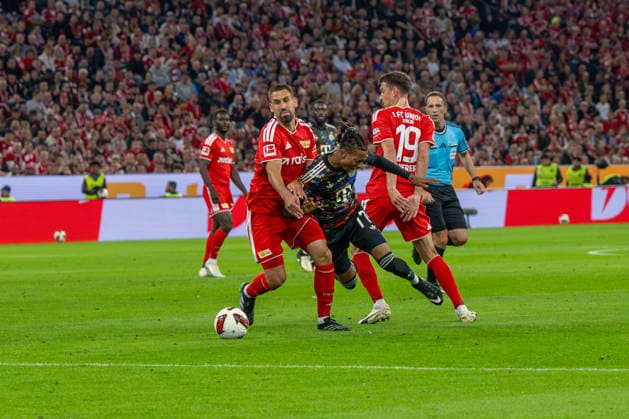 Fußball, Herren, Saison 2026 2027, 1. Bundesliga (4. Spieltag), FC Bayern München - 1. FC Union Berlin, v. l. Rani Khedira (1. FC Union Berlin), Michael Olise (Bayern München), Janik Haberer (1. FC Union Berlin), 18.09.2026, Copyright: xMatthiasxKochx
