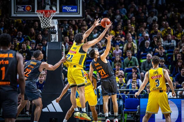 Basketball Berlin 18.09.2026 Saison 2026 2027 EasyCredit BBL 1. Bundesliga Männer, Herren Alba Berlin - NINERS Chemnitz Brandon Angel (Alba Berlin, No.21) Mateo Seric (Chemnitz, No.21) Nighael Ceaser (Chemnitz, No.22)