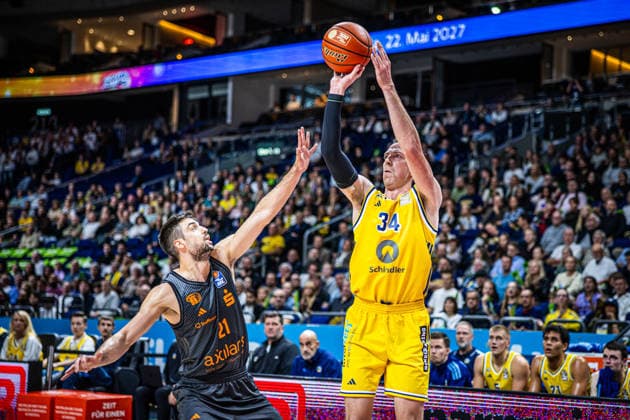 Basketball Berlin 18.09.2026 Saison 2026 2027 EasyCredit BBL 1. Bundesliga Männer, Herren Alba Berlin - NINERS Chemnitz Justin Bean (Alba Berlin, No.34) Mateo Seric (Chemnitz, No.21)