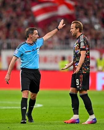 18.09.2026, Fussball Bundesliga 2026 2027, 4.Spieltag, FC Bayern München - 1.FC Union Berlin, in der Allianz-Arena München, Harry Kane (FC Bayern München) reklamiert bei Schiedsrichter Benjamin Brand (Deutschland).