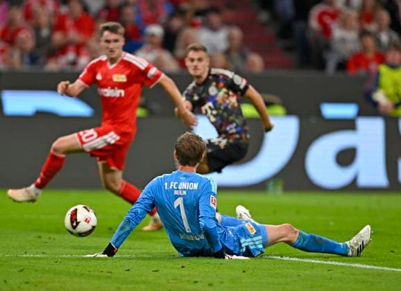 18.09.2026, Fussball Bundesliga 2026 2027, 4.Spieltag, FC Bayern München - 1.FC Union Berlin, in der Allianz-Arena München, Torwart Frederik Rönnow (Union Berlin) am Boden