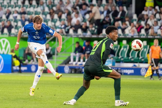 Deutschland: Fussball 2. Bundesliga, 6. Spieltag 2026 2027, VfL Wolfsburg - SV Darmstadt 98 am 18.09.2026 in Wolfsburg (Volkswagen Arena): Milan Smit (SV Darmstadt 98, 36) Schuss Copyright: xSvenxHeidmannx