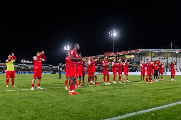 Die Spieler von FC Wuerzburger Kickers stellen sich enttaeuscht nach der 2:1 Niederlage den mitgereisten Fans GER, SC Verl vs. FC Wuerzburger Kickers, Fussball, 3. Liga, 7. Spieltag, Spielzeit 2026 2027, 18.09.2026 DFL Regulations prohibit any use of photographers as image sequences and or quasi-video. GER, SC Verl vs. FC Wuerzburger Kickers, Fussball, 3. Liga, 7. Spieltag, Spielzeit 2026 2027, 18.09.2026 Verl Copyright: xEibner-Pressefoto JanxRollingerx EP_JSK