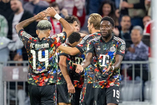 Torjubel zum 1:0, Alphonso Davies 19 (FC Bayern Muenchen) klatscht mit Luis Diaz 14 (FC Bayern Muenchen) ab, FC Bayern Muenchen - 1. FC Union Berlin, Fussball Bundesliga, 4. Spieltag, 18.09.2026 DFB regulations prohibit any use of photographs as image sequences and or quasi-video Muenchen Bayern Deutschland