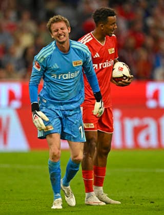 18.09.2026, Fussball Bundesliga 2026 2027, 4.Spieltag, FC Bayern München - 1.FC Union Berlin, in der Allianz-Arena München, Torwart Frederik Rönnow (Union Berlin) angeschlagen