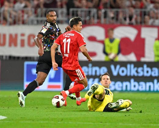 18.09.2026, Fussball Bundesliga 2026 2027, 4.Spieltag, FC Bayern München - 1.FC Union Berlin, in der Allianz-Arena München, Woo-yeong Jeong (Union Berlin) scheitert an Torwart Manuel Neuer (FC Bayern München)