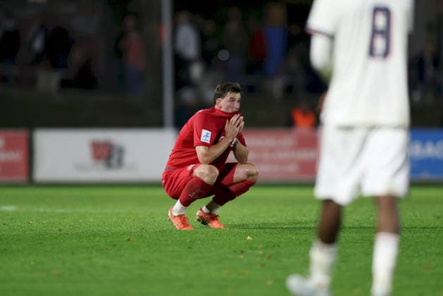 18.09.2026, Herren, Fussball, Saison 2026 2027, Regionalliga Bayern, 10. Spieltag: TSV Aubstadt - FC Bayern Muenchen II Enttäuscht nach dem Schlusspfiff, Tim Hüttl ( 3, TSV Aubstadt) Sulzfeld Schulstadion Aubstadt (NGN Arena) Bayern Deutschland