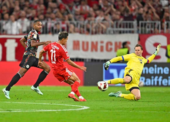 18.09.2026, Fussball Bundesliga 2026 2027, 4.Spieltag, FC Bayern München - 1.FC Union Berlin, in der Allianz-Arena München, Torwart Manuel Neuer (FC Bayern München) wehrt den Ball von Woo-yeong Jeong (Union Berlin) ab v.l. Jonathan Tah (FC Bayern München), Woo-yeong Jeong (Union Berlin) und Torwart Manuel Neuer (FC Bayern München)
