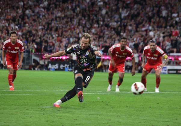 Bayerns 9 Harry KANE trifft per Elfmeter-Strafstoss ins Tor zum 2:0. Fussball: Muenchen - Union Berlin. Fußball - Bundesliga, FC Bayern München - 1. FC Union Berlin, 4.Spieltag, Saison 2026-2027, am 18.09.2026 in Muenchen, A L L I A N Z A R E N A, Deutschland. Quelle Copyright Credit : Oryk HAIST