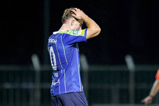 2026.09.18, xkwix, Fußball, Regionalliga West, SV Rödinghausen - FC Gütersloh, Häcker Wiehenstadion, 9.Spieltag, Saison 2026 2027: Julius Langfeld (FC Gütersloh 10) frustriert enttaeuscht schauend schlaegt haende ueber Kopf DFB regulations prohibit any use of photographs as image sequences and or quasi-video. Photo: xKamilxWilkowskixPressefotoKochx Nordrhein-Westfalen Deutschland