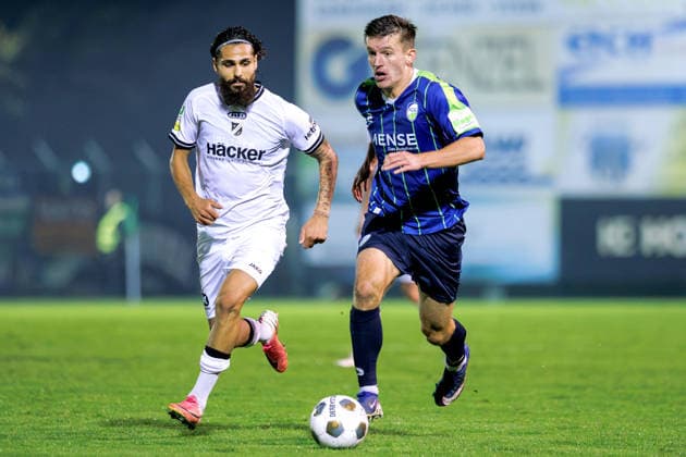 2026.09.18, xkwix, Fußball, Regionalliga West, SV Rödinghausen - FC Gütersloh, Häcker Wiehenstadion, 9.Spieltag, Saison 2026 2027: Aleksandar Kandic (FC Gütersloh 27) im Zweikampf gegen Mika Polat (SV Roedinghausen 8) DFB regulations prohibit any use of photographs as image sequences and or quasi-video. Photo: xKamilxWilkowskixPressefotoKochx Nordrhein-Westfalen Deutschland