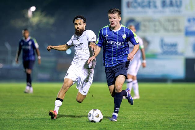 2026.09.18, xkwix, Fußball, Regionalliga West, SV Rödinghausen - FC Gütersloh, Häcker Wiehenstadion, 9.Spieltag, Saison 2026 2027: Aleksandar Kandic (FC Gütersloh 27) im Zweikampf gegen Mika Polat (SV Roedinghausen 8) DFB regulations prohibit any use of photographs as image sequences and or quasi-video. Photo: xKamilxWilkowskixPressefotoKochx Nordrhein-Westfalen Deutschland