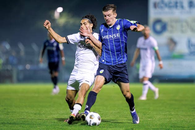 2026.09.18, xkwix, Fußball, Regionalliga West, SV Rödinghausen - FC Gütersloh, Häcker Wiehenstadion, 9.Spieltag, Saison 2026 2027: Aleksandar Kandic (FC Gütersloh 27) im Zweikampf gegen Mika Polat (SV Roedinghausen 8) DFB regulations prohibit any use of photographs as image sequences and or quasi-video. Photo: xKamilxWilkowskixPressefotoKochx Nordrhein-Westfalen Deutschland