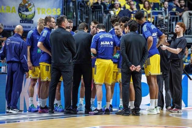 Basketball, Männer: Bundesliga, Alba Berlin - Niners Chemnitz, Uber Arena am 18.9.26 in Berlin. Die Mannschaft von Alba steht vor Spielbeginn zusammen. Alba Berlin - Niners Chemnitz