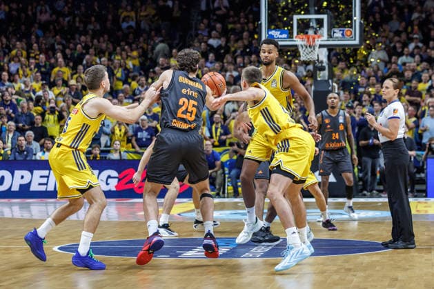 Basketball, Männer: Bundesliga, Alba Berlin - Niners Chemnitz, Uber Arena am 18.9.26 in Berlin. Ben Burnham (NINERS Chemnitz) greift sich den Ball. Alba Berlin - Niners Chemnitz