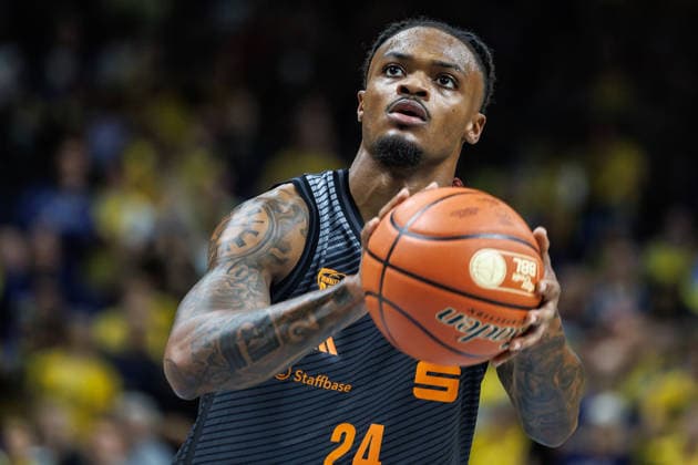 Basketball, Männer: Bundesliga, Alba Berlin - Niners Chemnitz, Uber Arena am 18.9.26 in Berlin. Cobe Williams (NINERS Chemnitz) wirft den Ball zum Korb. Alba Berlin - Niners Chemnitz
