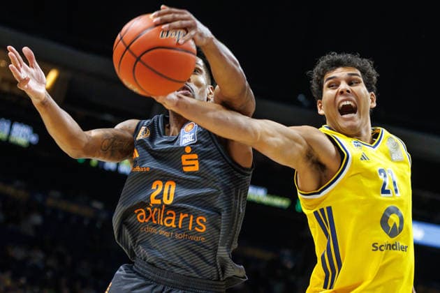Basketball, Männer: Bundesliga, Alba Berlin - Niners Chemnitz, Uber Arena am 18.9.26 in Berlin. Urald King (NINERS Chemnitz) kämpft gegen Brandon Angel (ALBA Berlin) um den Ball. Alba Berlin - Niners Chemnitz