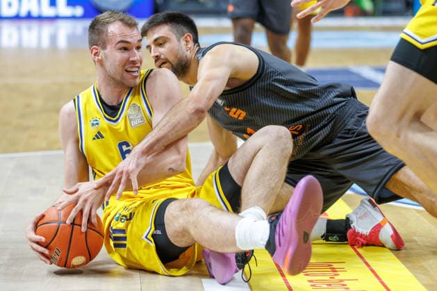 Basketball, Männer: Bundesliga, Alba Berlin - Niners Chemnitz, Uber Arena am 18.9.26 in Berlin. Malte Delow (ALBA Berlin) kämpft gegen Mateo Seric (NINERS Chemnitz) um den Ball. Alba Berlin - Niners Chemnitz