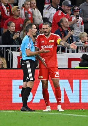 Schiedsrichter Referee Benjamin Brand im Gespraech Diskussion mit Christopher Trimmel 1. FC Union Berlin FCU (28) FC Bayern Muenchen FCB vs 1. FC Union Berlin FCU 18.09.2026 DFL REGULATIONS PROHIBIT ANY USE OF PHOTOGRAPHS AS IMAGE SEQUENCES AND OR QUASI-VIDEO FC Bayern Muenchen FCB vs 1. FC Union Berlin FCU
