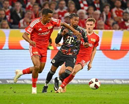 18.09.2026, Fussball Bundesliga 2026 2027, 4.Spieltag, FC Bayern München - 1.FC Union Berlin, in der Allianz-Arena München, Felix Uduokhai (Union Berlin) gegen Michael Olise (FC Bayern München)