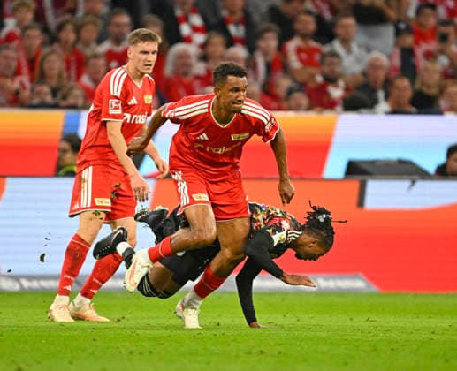 18.09.2026, Fussball Bundesliga 2026 2027, 4.Spieltag, FC Bayern München - 1.FC Union Berlin, in der Allianz-Arena München, Felix Uduokhai (Union Berlin) gegen Michael Olise (FC Bayern München)