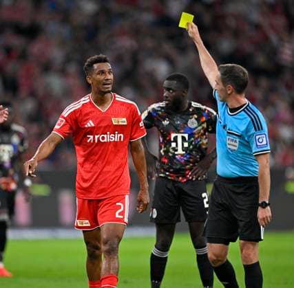 18.09.2026, Fussball Bundesliga 2026 2027, 4.Spieltag, FC Bayern München - 1.FC Union Berlin, in der Allianz-Arena München, Felix Uduokhai (Union Berlin) kassiert die gelbe Karte