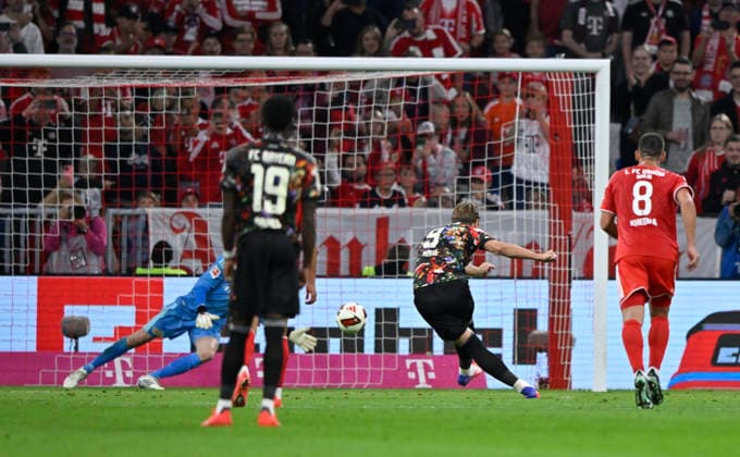 TOR zum 2:0 Harry Kane FC Bayern Muenchen FCB (09) Torschuss Aktion Torchance Elfmeter, Strafstoss gegen Torwart Frederik Roennow 1. FC Union Berlin FCU (01) Rani Khedira 1. FC Union Berlin FCU (08) FC Bayern Muenchen FCB vs 1. FC Union Berlin FCU 18.09.2026 DFL REGULATIONS PROHIBIT ANY USE OF PHOTOGRAPHS AS IMAGE SEQUENCES AND OR QUASI-VIDEO FC Bayern Muenchen FCB vs 1. FC Union Berlin FCU