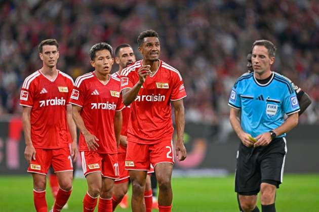 18.09.2026, Fussball Bundesliga 2026 2027, 4.Spieltag, FC Bayern München - 1.FC Union Berlin, in der Allianz-Arena München, Felix Uduokhai (Union Berlin) kassiert die gelbe Karte