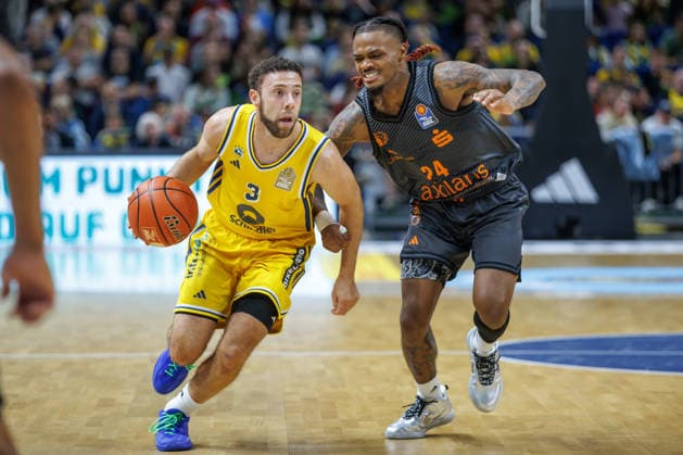 Basketball, Männer: Bundesliga, Alba Berlin - Niners Chemnitz, Uber Arena am 18.9.26 in Berlin. Urald King (NINERS Chemnitz) kämpft gegen Jordan Ford (ALBA Berlin) um den Ball. Alba Berlin - Niners Chemnitz