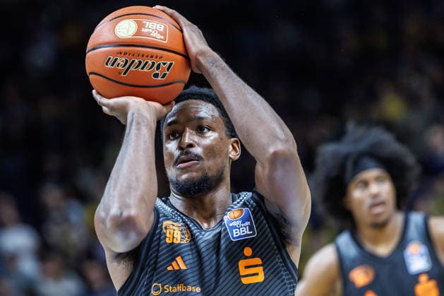 Basketball, Männer: Bundesliga, Alba Berlin - Niners Chemnitz, Uber Arena am 18.9.26 in Berlin. Phlandrous Fleming Jr. (NINERS Chemnitz) wirft den Ball zum Korb. Alba Berlin - Niners Chemnitz
