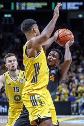 Basketball, Männer: Bundesliga, Alba Berlin - Niners Chemnitz, Uber Arena am 18.9.26 in Berlin. Norris Agbakoko (ALBA Berlin) kämpft gegen Phlandrous Fleming Jr. (NINERS Chemnitz) um den Ball. Alba Berlin - Niners Chemnitz