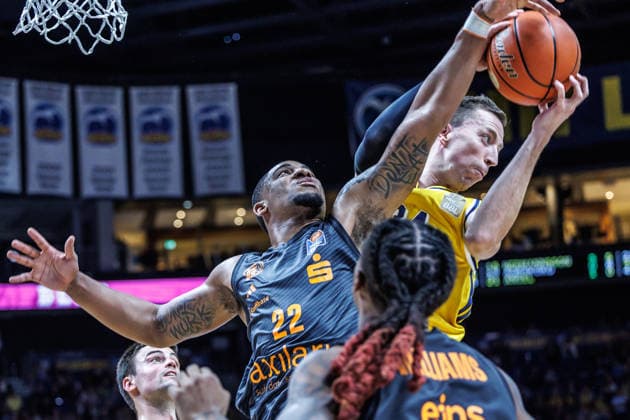 Basketball, Männer: Bundesliga, Alba Berlin - Niners Chemnitz, Uber Arena am 18.9.26 in Berlin. Nighael Ceaser (NINERS Chemnitz) kämpft gegen Justin Bean (ALBA Berlin) um den Ball. Alba Berlin - Niners Chemnitz