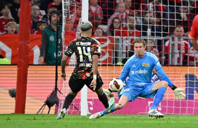 Strafraumszene, Torraumszene Torschuss Aktion Torchance Lupfer Luis Diaz FC Bayern Muenchen FCB (14) gegen Torwart Frederik Roennow 1. FC Union Berlin FCU (01) FC Bayern Muenchen FCB vs 1. FC Union Berlin FCU 18.09.2026 DFL REGULATIONS PROHIBIT ANY USE OF PHOTOGRAPHS AS IMAGE SEQUENCES AND OR QUASI-VIDEO FC Bayern Muenchen FCB vs 1. FC Union Berlin FCU