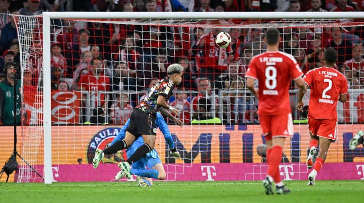 Strafraumszene, Torraumszene Torschuss Aktion Torchance Lupfer Luis Diaz FC Bayern Muenchen FCB (14) gegen Torwart Frederik Roennow 1. FC Union Berlin FCU (01) FC Bayern Muenchen FCB vs 1. FC Union Berlin FCU 18.09.2026 DFL REGULATIONS PROHIBIT ANY USE OF PHOTOGRAPHS AS IMAGE SEQUENCES AND OR QUASI-VIDEO FC Bayern Muenchen FCB vs 1. FC Union Berlin FCU