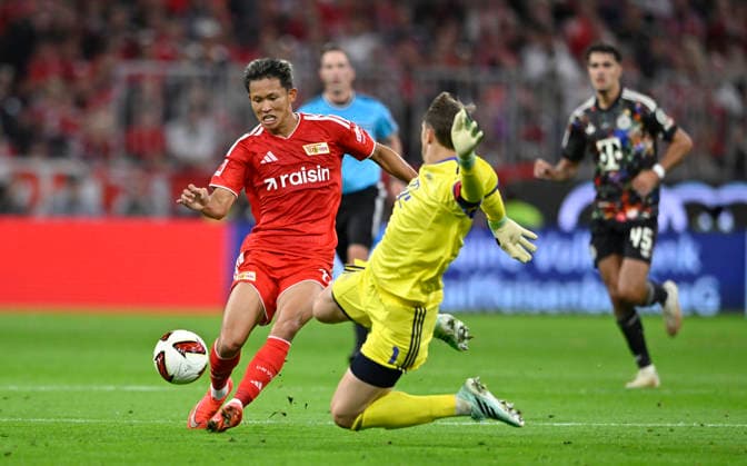 Zweikampf, Aktion Torwart Manuel Neuer FC Bayern Muenchen FCB (01) gegen Woo-yeong Jeong 1. FC Union Berlin FCU (11) FC Bayern Muenchen FCB vs 1. FC Union Berlin FCU 18.09.2026 DFL REGULATIONS PROHIBIT ANY USE OF PHOTOGRAPHS AS IMAGE SEQUENCES AND OR QUASI-VIDEO FC Bayern Muenchen FCB vs 1. FC Union Berlin FCU