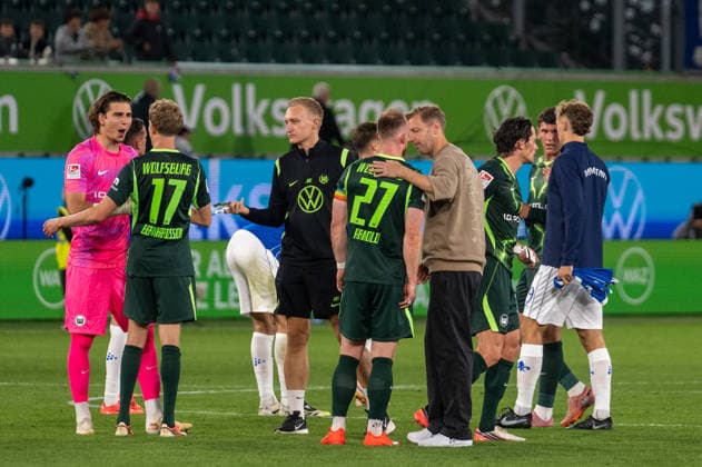 Deutschland: Fussball 2. Bundesliga, 6. Spieltag 2026 2027, VfL Wolfsburg - SV Darmstadt 98 am 18.09.2026 in Wolfsburg (Volkswagen Arena): Maximilian Arnold (VfL Wolfsburg, 27) und Florian Kohfeldt (SV Darmstadt 98, Trainer) nach dem Schlusspfiff Copyright: xSvenxHeidmannx