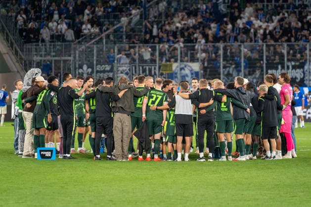 Deutschland: Fussball 2. Bundesliga, 6. Spieltag 2026 2027, VfL Wolfsburg - SV Darmstadt 98 am 18.09.2026 in Wolfsburg (Volkswagen Arena): Mannschaftskreis nach dem Spiel Copyright: xSvenxHeidmannx