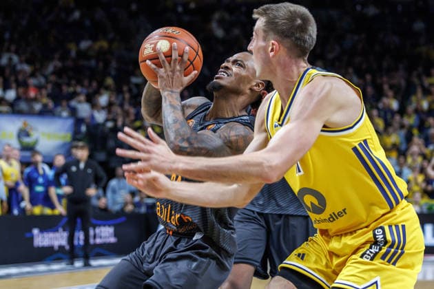 Basketball, Männer: Bundesliga, Alba Berlin - Niners Chemnitz, Uber Arena am 18.9.26 in Berlin. Joe Wieskamp (ALBA Berlin) kämpft gegen Cobe Williams (NINERS Chemnitz) um den Ball. Alba Berlin - Niners Chemnitz