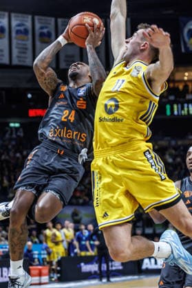 Basketball, Männer: Bundesliga, Alba Berlin - Niners Chemnitz, Uber Arena am 18.9.26 in Berlin. Joe Wieskamp (ALBA Berlin) kämpft gegen Cobe Williams (NINERS Chemnitz) um den Ball. Alba Berlin - Niners Chemnitz