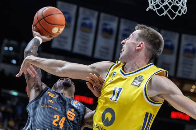 Basketball, Männer: Bundesliga, Alba Berlin - Niners Chemnitz, Uber Arena am 18.9.26 in Berlin. Joe Wieskamp (ALBA Berlin) kämpft gegen Cobe Williams (NINERS Chemnitz) um den Ball. Alba Berlin - Niners Chemnitz