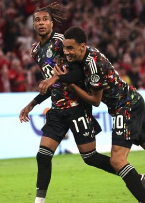 Torschuetze Bayerns 17 Michael OLISE und Bayerns 10 Jamal MUSIALA nach Tor zum 3:0. Fussball: Muenchen - Union Berlin. Fußball - Bundesliga, FC Bayern München - 1. FC Union Berlin, 4.Spieltag, Saison 2026-2027, am 18.09.2026 in Muenchen, A L L I A N Z A R E N A, Deutschland. Quelle Copyright Credit : Oryk HAIST