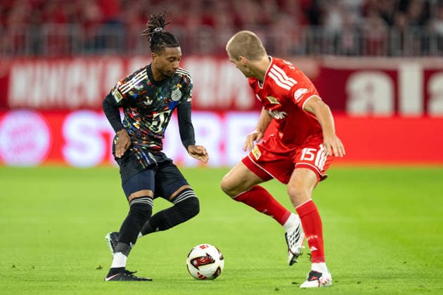 Michael Olise 17 (FC Bayern Muenchen) im Zweikampf mit Tom Rothe 15 (1. FC Union Berlin), FC Bayern Muenchen - 1. FC Union Berlin, Fussball Bundesliga, 4. Spieltag, 18.09.2026 DFB regulations prohibit any use of photographs as image sequences and or quasi-video Muenchen Bayern Deutschland