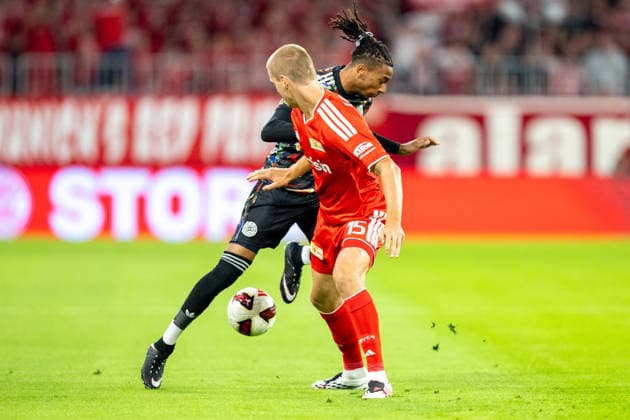 Michael Olise 17 (FC Bayern Muenchen) im Zweikampf mit Tom Rothe 15 (1. FC Union Berlin), FC Bayern Muenchen - 1. FC Union Berlin, Fussball Bundesliga, 4. Spieltag, 18.09.2026 DFB regulations prohibit any use of photographs as image sequences and or quasi-video Muenchen Bayern Deutschland