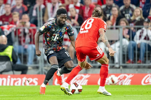 Alphonso Davies 19 (FC Bayern Muenchen) im Zweikampf mit Christopher Trimmel 28 (1. FC Union Berlin), FC Bayern Muenchen - 1. FC Union Berlin, Fussball Bundesliga, 4. Spieltag, 18.09.2026 DFB regulations prohibit any use of photographs as image sequences and or quasi-video Muenchen Bayern Deutschland