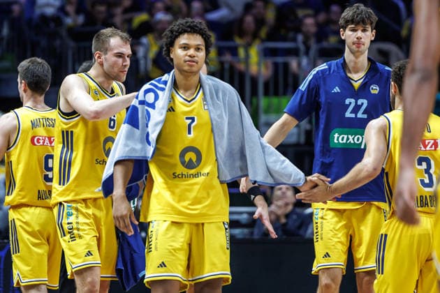 Basketball, Männer: Bundesliga, Alba Berlin - Niners Chemnitz, Uber Arena am 18.9.26 in Berlin. Die Mannschaft klatscht zur Halbzeit ab. Alba Berlin - Niners Chemnitz