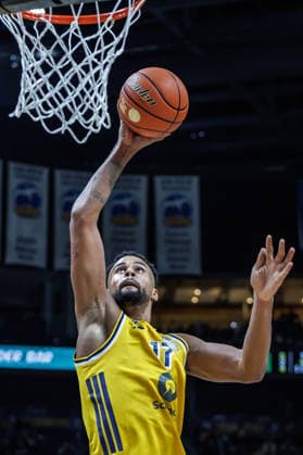 Basketball, Männer: Bundesliga, Alba Berlin - Niners Chemnitz, Uber Arena am 18.9.26 in Berlin. Norris Agbakoko (ALBA Berlin) legt den Ball in den Korb. Alba Berlin - Niners Chemnitz